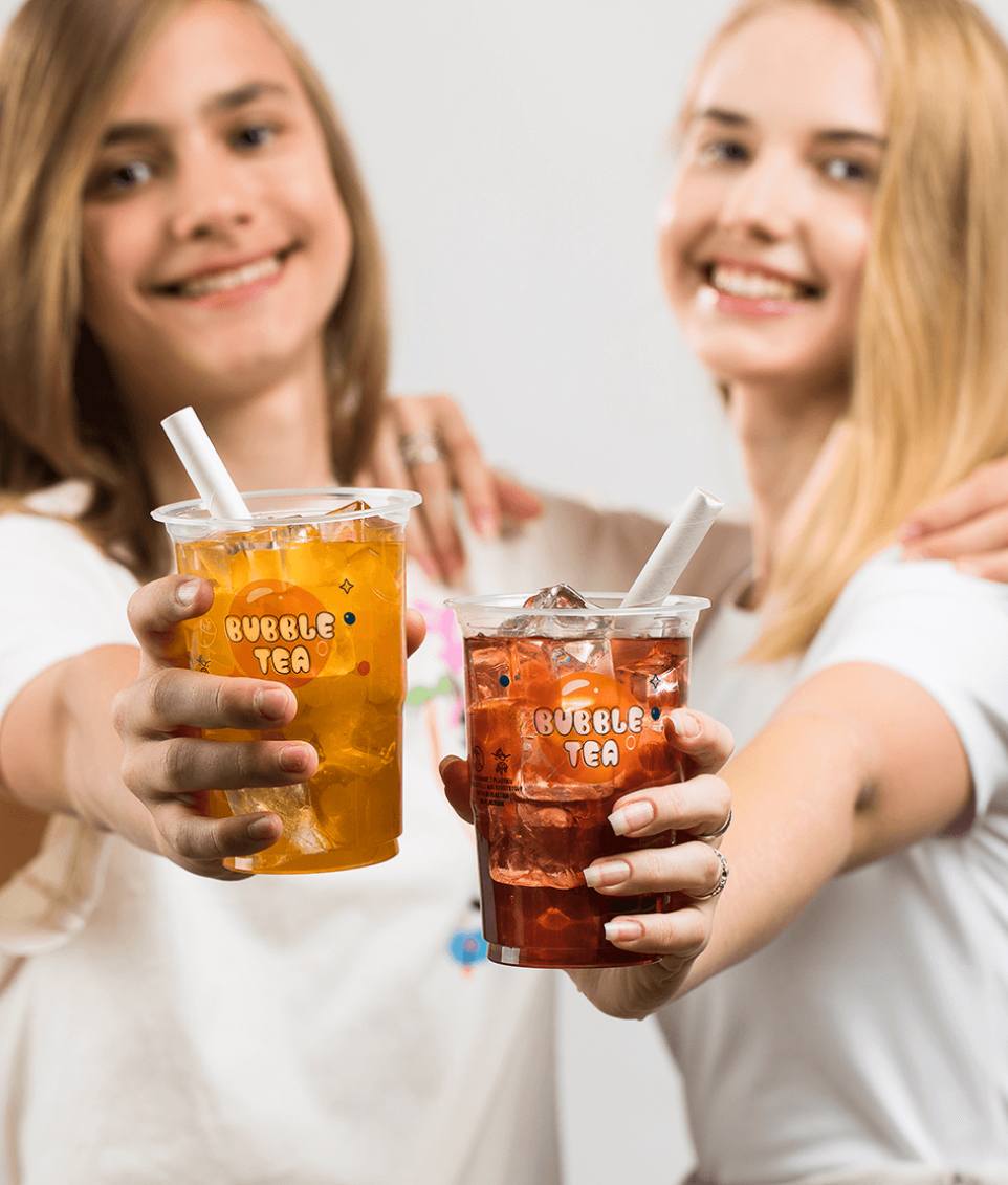 Znajomi trzymaja nopoj Bubble Tea